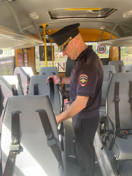 В преддверии начала учебного года, полицейские проверили школьные автобусы.