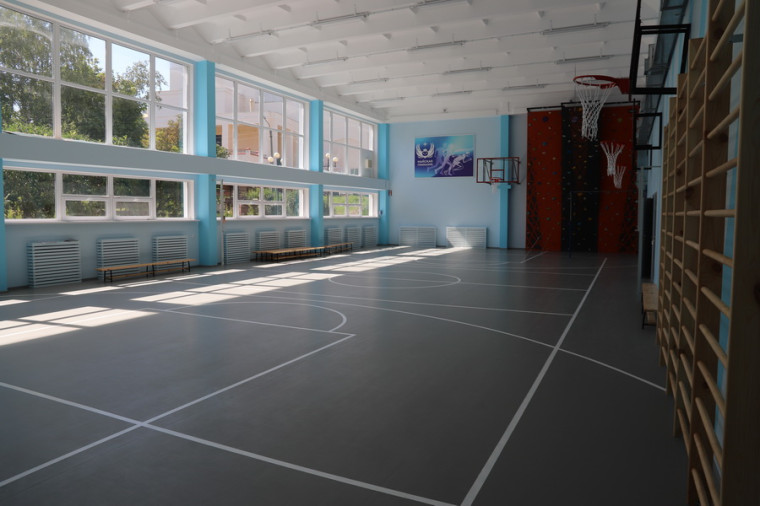 В Майской гимназии подходит к завершению капитальный ремонт спортивного зала.