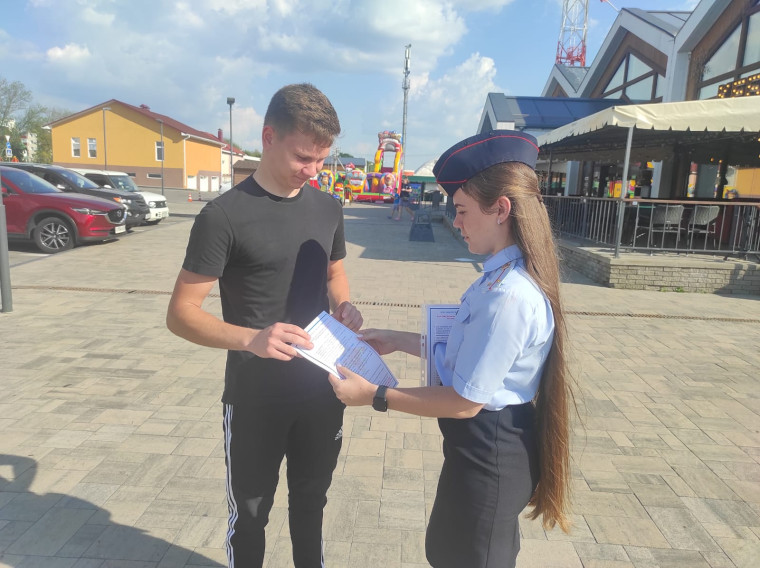 Сотрудники ОМВД России по Белгородскому району познакомили подростков со службой в полиции.