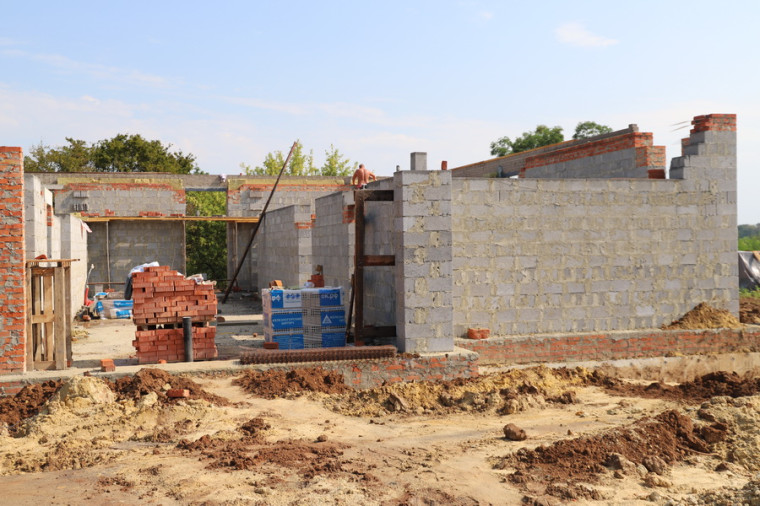 В селе Черемошное продолжается строительство Дома культуры.