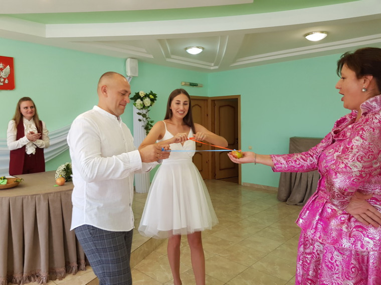 18 пар Белгородского района зарегистрировали свой семейный союз на Яблочный спас.