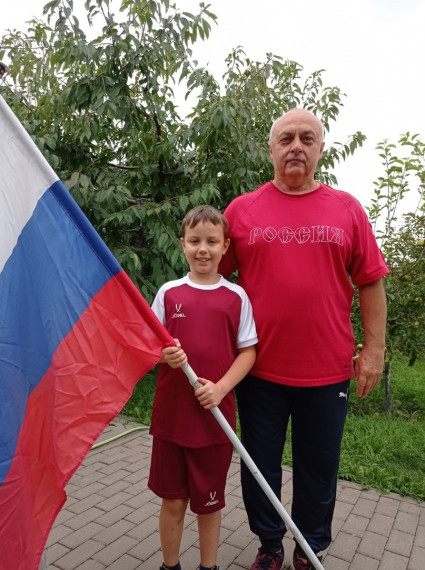 В Октябрьском прошёл спортивный праздник по мини-футболу, приуроченный Дню государственного флага РФ.