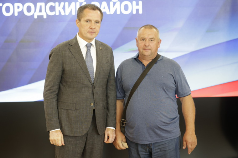 Вячеслав Гладков вручил ключи 11 семьям приграничья Белгородского района.
