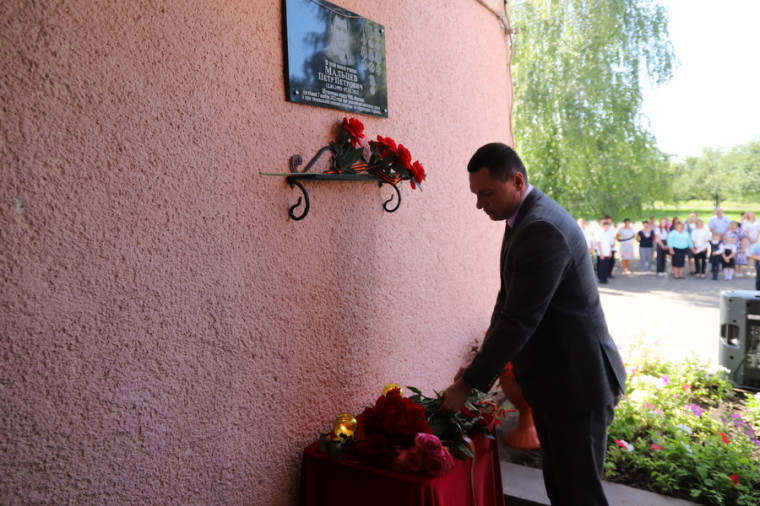Мемориальную доску в память о Петре Мальцеве, погибшем в ходе спецоперации, открыли в селе Солохи.