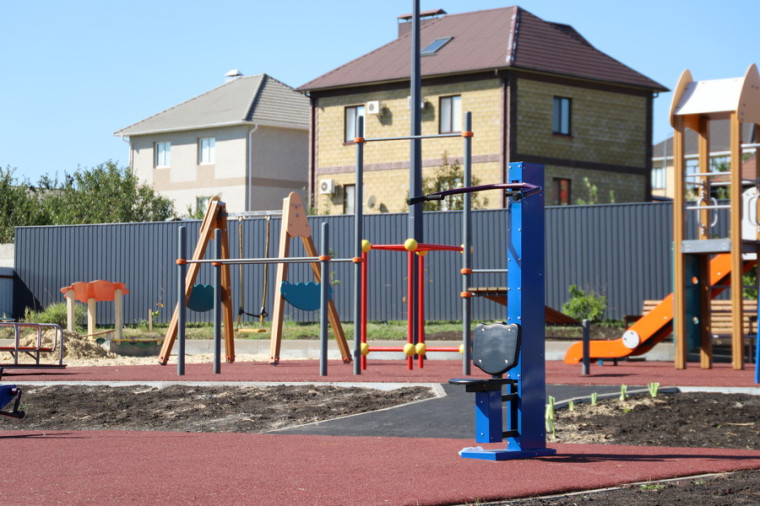 В микрорайоне Таврово-7 благодаря инициативе жителей построили детскую спортивную площадку.