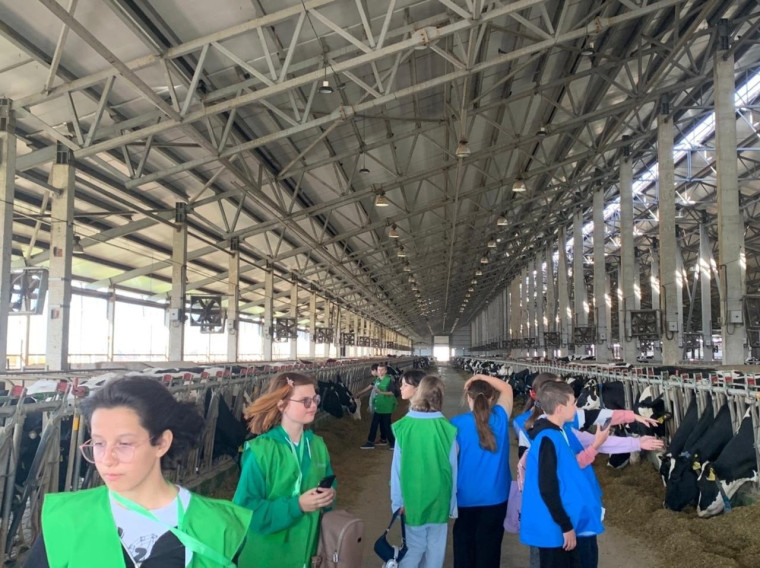 Для учеников «Формулы Успеха» организовали увлекательную экскурсию на ферму агропромышленного холдинга «Зелёная долина».