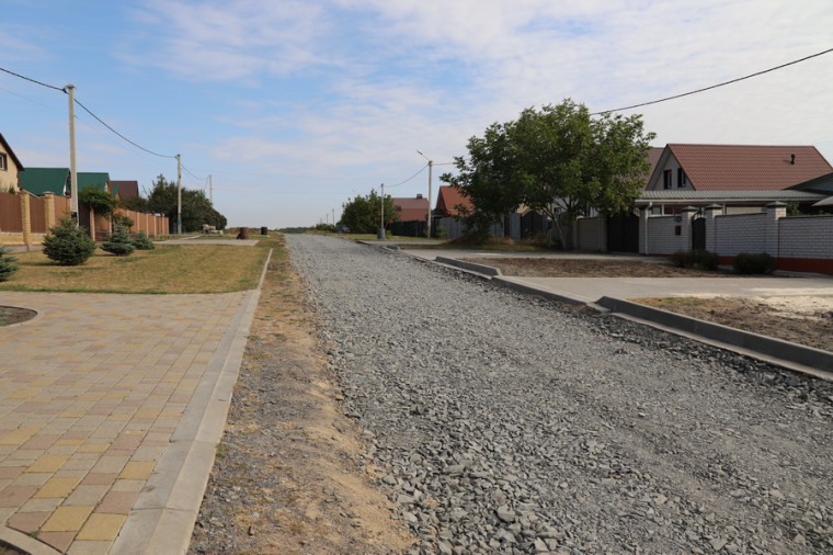 В микрорайоне Центральный села Никольское ремонтируют автомобильные дороги в рамках нацпроекта «Безопасные качественные дороги».