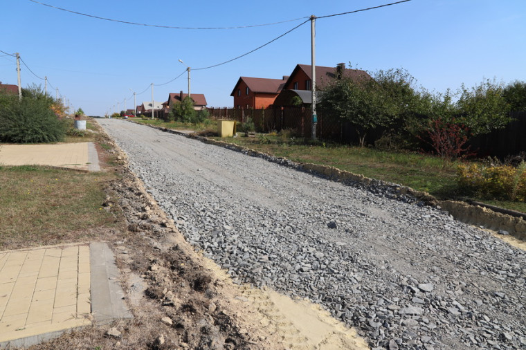 В микрорайоне Центральный села Никольское ремонтируют автомобильные дороги в рамках нацпроекта «Безопасные качественные дороги».