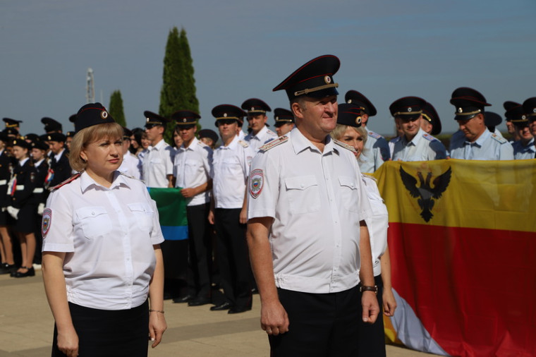 В  участковые уполномоченные Белгородского района приняли участие во всероссийской акции передачи флага «100 лет на страже правопорядка».