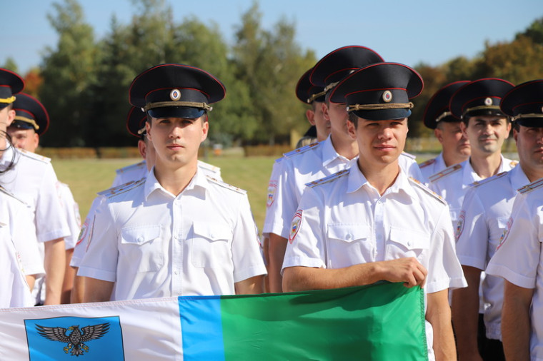 В  участковые уполномоченные Белгородского района приняли участие во всероссийской акции передачи флага «100 лет на страже правопорядка».