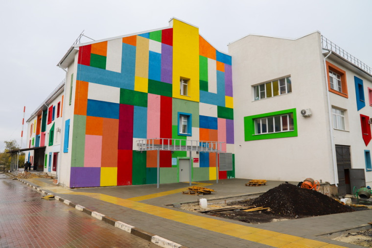 В Весёлой Лопани продолжается капитальный ремонт реабилитационного центра для детей и подростков с особенностями здоровья.