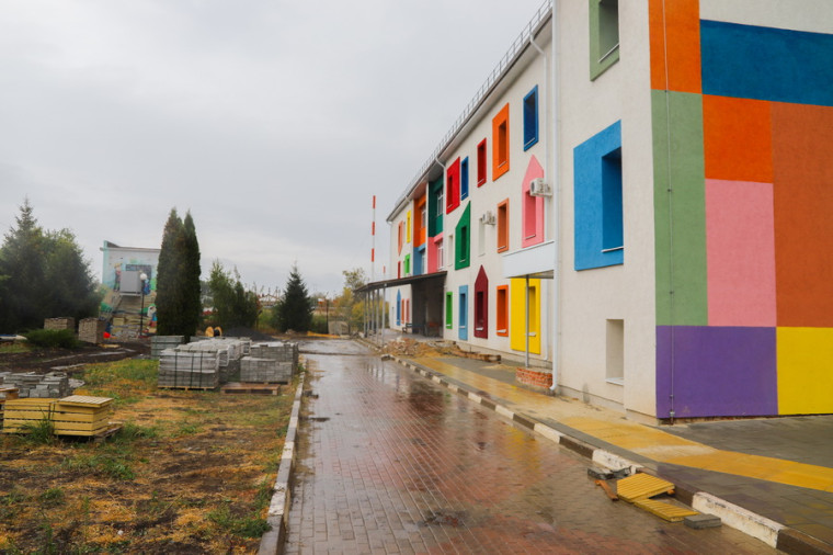 В Весёлой Лопани продолжается капитальный ремонт реабилитационного центра для детей и подростков с особенностями здоровья.