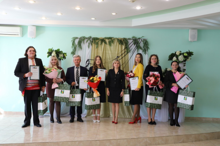 В преддверии Дня учителя педагогов детских школ искусств Белгородского района поздравили с профессиональным праздником.