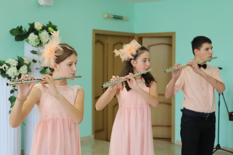 В преддверии Дня учителя педагогов детских школ искусств Белгородского района поздравили с профессиональным праздником.