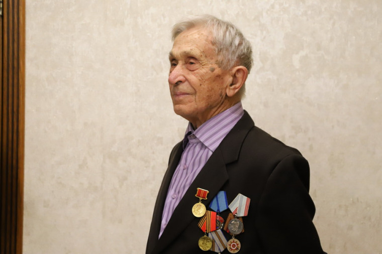 Сегодня поздравления с 95-летним юбилеем принимает Алексей Васильевич Фролов.