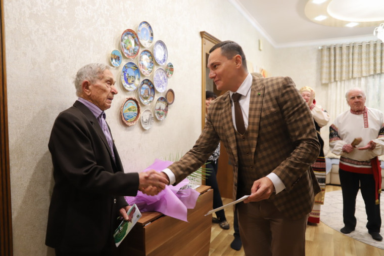 Сегодня поздравления с 95-летним юбилеем принимает Алексей Васильевич Фролов.