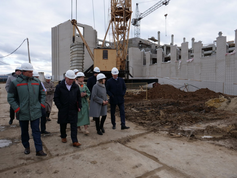 В микрорайоне «Наследие» посёлка Дубовое продолжается строительство новой школы.