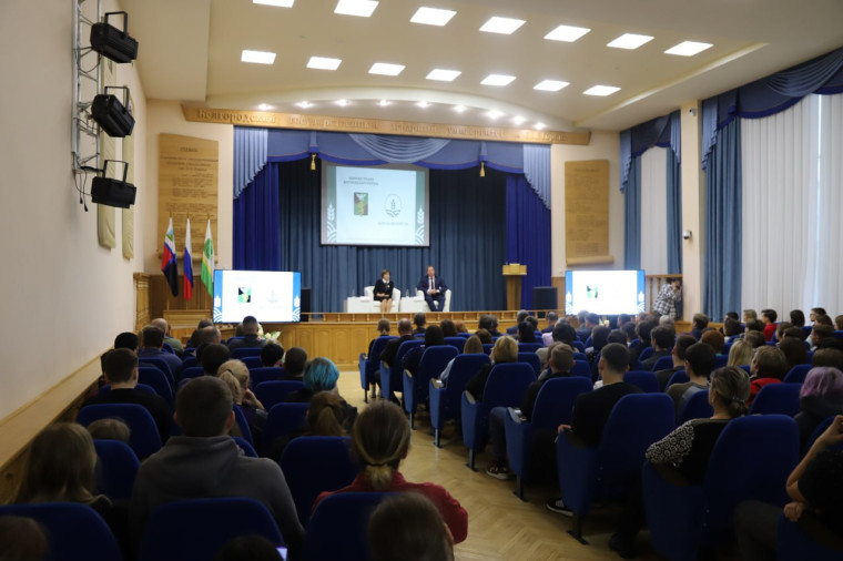 Глава администрации Белгородского района Анна Куташова пообщалась со студентами аграрного университета.