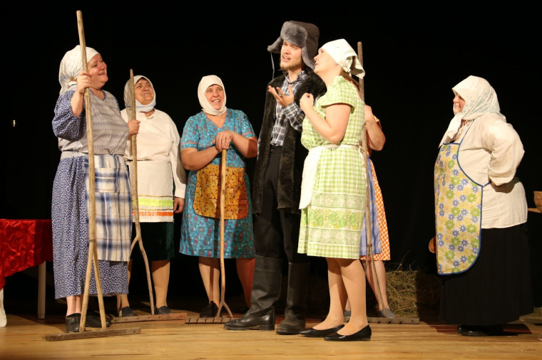 Вчера на сцене Тавровского театра-студии «Окно» своим мастерством делились друг с другом коллективы нашего района и Корочанского..