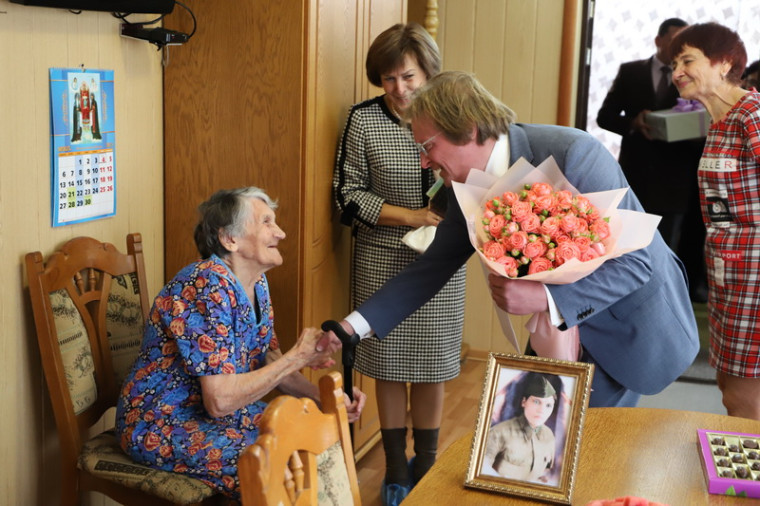 Надежда Ивановна Пузакова из посёлка Октябрьский отмечает 100-летний юбилей.