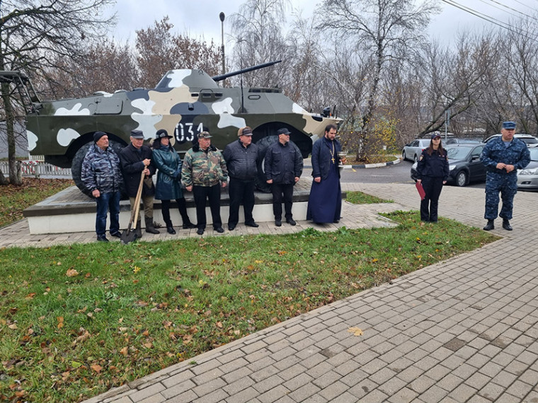 Сотрудники ОМВД России по Белгородскому району заложили еловую аллею в память о погибших товарищах.