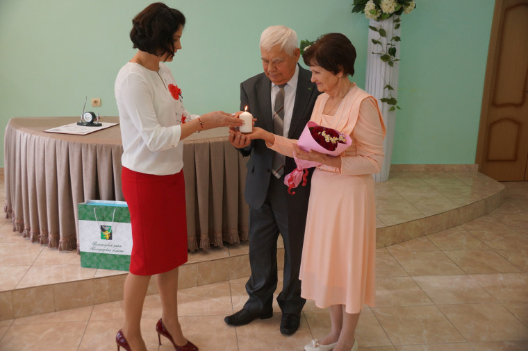Председатель Совета Ветеранов Белгородского района и его супруга отметили изумрудную свадьбу.