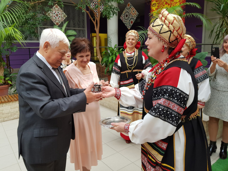 Председатель Совета Ветеранов Белгородского района и его супруга отметили изумрудную свадьбу.
