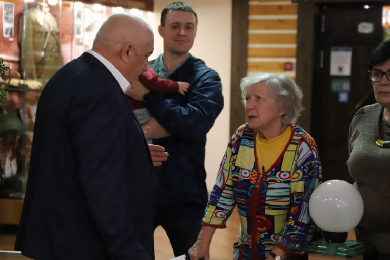 По поручению губернатора области продолжаются встречи с жителями Белгородского района, утратившими своё жильё из-за обстрелов и введения режима ЧС.