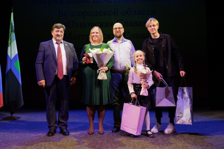 Четыре многодетные мамы из Белгородского района получили Почётные знаки «Материнская слава» II степени.