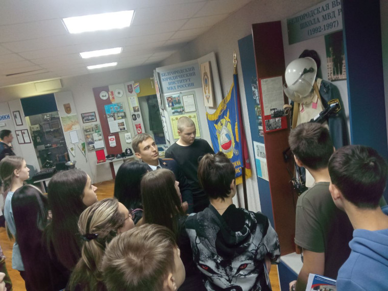 Школьники нашего района посетили Белгородский юридический институт МВД России имени Ивана Путилина.