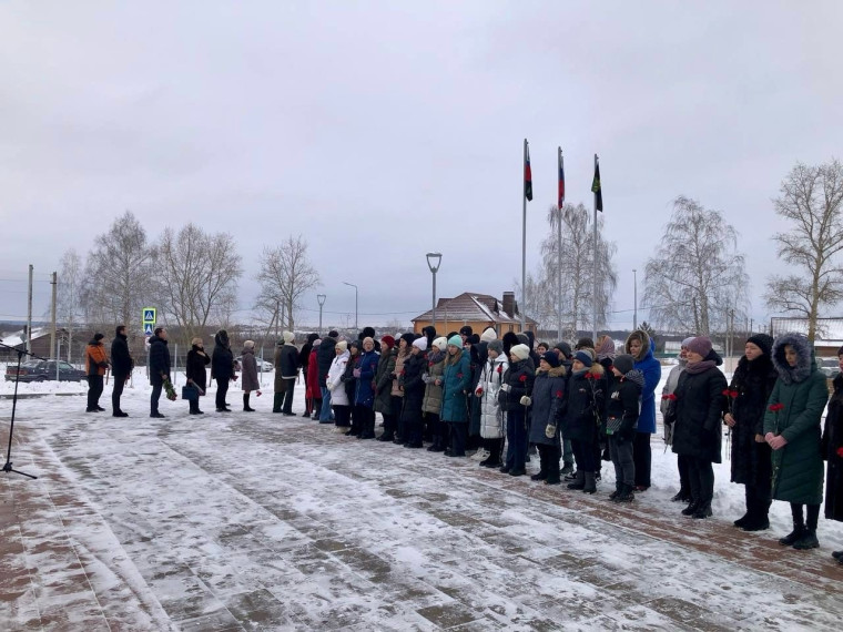 В День Героев Отечества в школе села Крутой Лог открыли доску памяти её выпускника Сергея Ковиковдова.