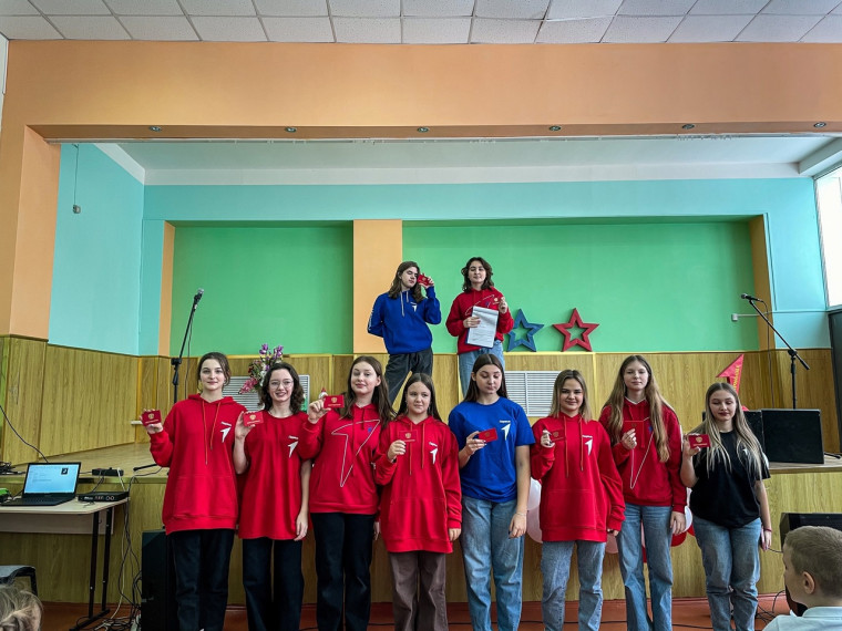 Самых активных учеников Беловской СОШ приняли в члены Российского движения детей и молодёжи.