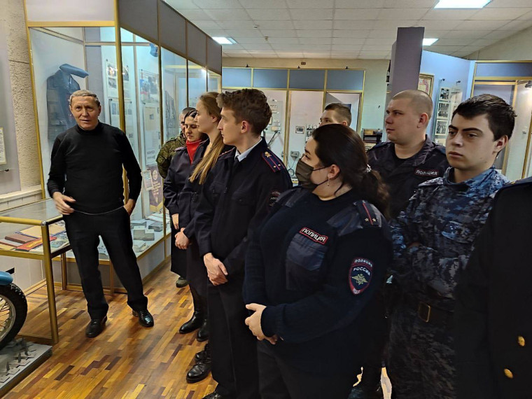 В преддверии Дня Героев Отечества стажеры и молодые сотрудники полиции посетили музей УМВД России по Белгородской области.
