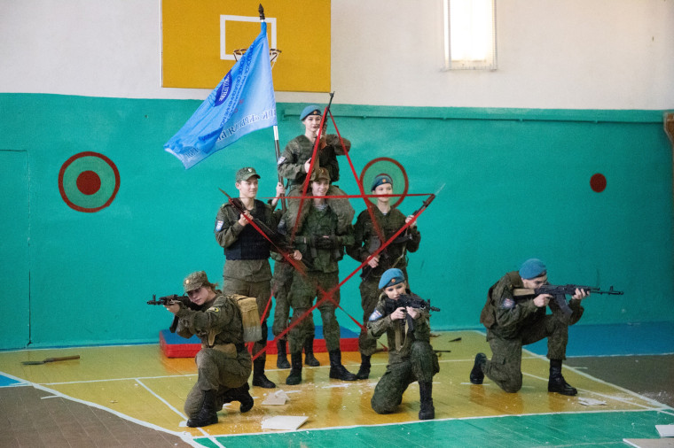 Курсанты военно-патриотического клуба «Крылья Белогорья» приняли присягу в День Героев Отечества.