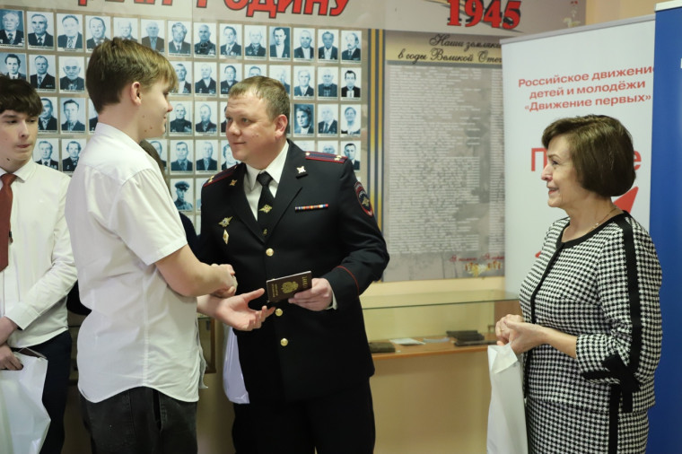 В Октябрьской СОШ имени Юрия Чумака прошла торжественная церемония вручения паспортов.