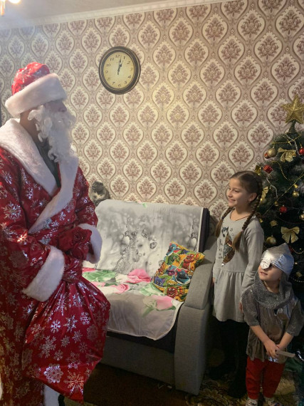 В Белгородском районе Полицейский Дед Мороз навестил семью находящего в служебной командировке сотрудника.