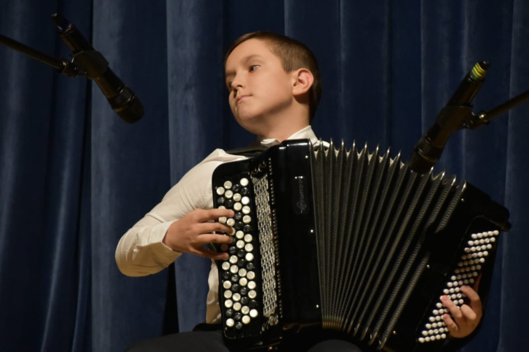 Преподаватель и концертмейстер ДШИ села Красный Октябрь Дмитрий Булгаков отмечен Почётной грамотой министерства культуры Белгородской области.