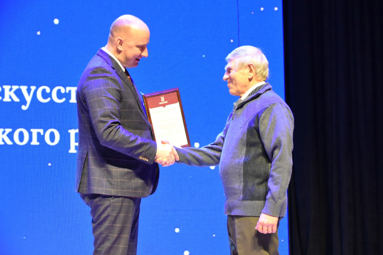 Преподаватель и концертмейстер ДШИ села Красный Октябрь Дмитрий Булгаков отмечен Почётной грамотой министерства культуры Белгородской области.