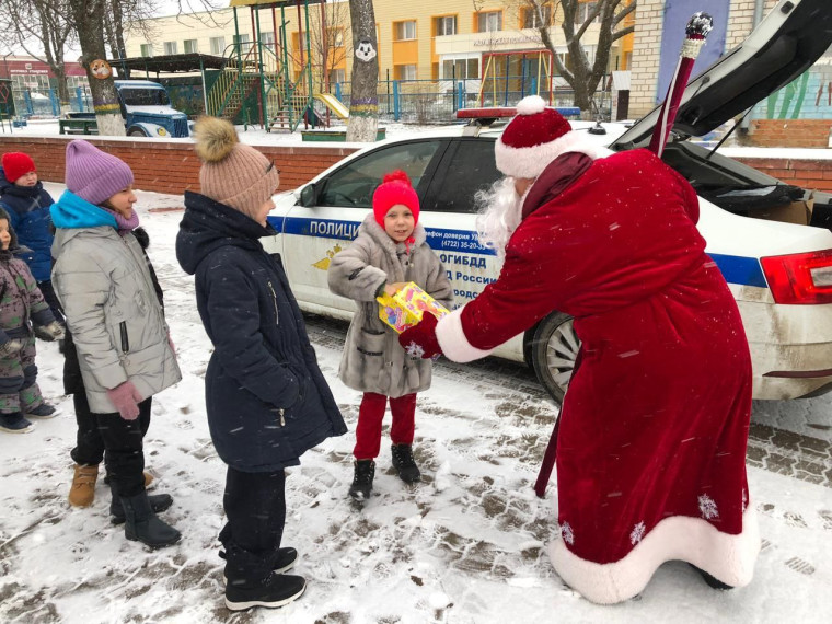 Сотрудники ОМВД России по Белгородскому району в рамках акции «Полицейский Дед Мороз» поздравили воспитанников социально-реабилитационного центра.