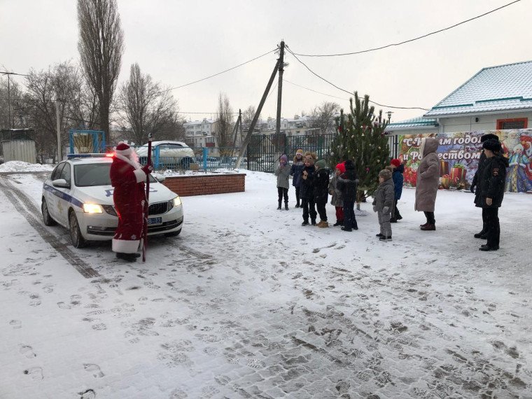 Сотрудники ОМВД России по Белгородскому району в рамках акции «Полицейский Дед Мороз» поздравили воспитанников социально-реабилитационного центра.