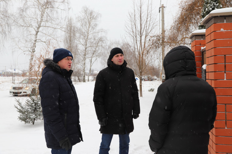 Глава администрации Белгородского района Анна Куташова навестила жителей муниципалитета, чьи дома пострадали за последние дни от обстрелов ВСУ.