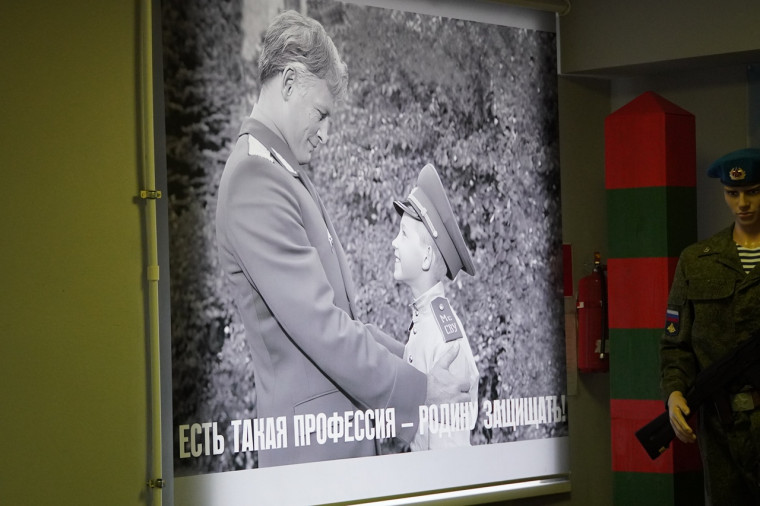 В ноябре в Октябрьской СОШ открыли Зал мужества Героя России Юрия Чумака.