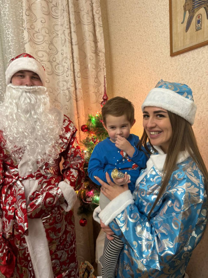В рамках акции «Полицейский Дед Мороз» сотрудники органов внутренних дел поздравили юных белгородцев с Новым годом и Рождеством Христовым.