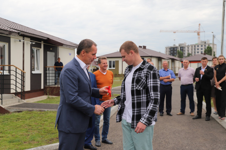 24 юношам и девушкам, оставшимся без попечения родителей, вручили ключи от нового жилья в Белгородском районе в 2023 году.