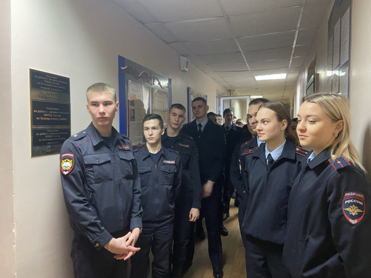 В ОМВД России по Белгородскому району для слушателей и курсантов ведомственного вуза организовали ознакомительную экскурсию по отделу полиции.