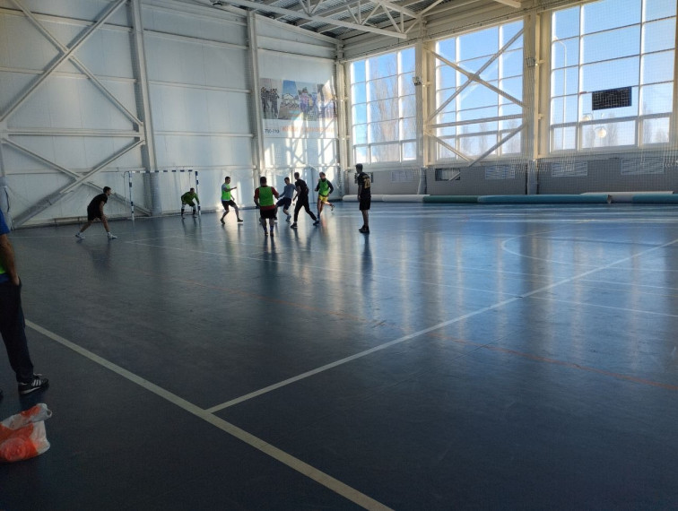 Сотрудники ОМВД России по Белгородскому району в рамках акции «Студенческий десант» провели товарищеский матч по футболу с курсантами.