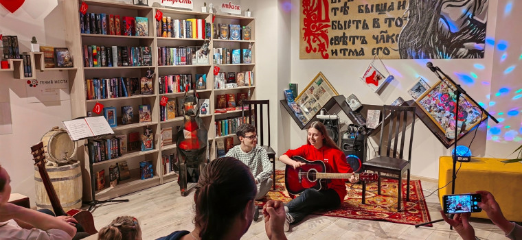 В Разуменской библиотеке для молодёжи прошёл квартирник на чердаке «Новое поколение».