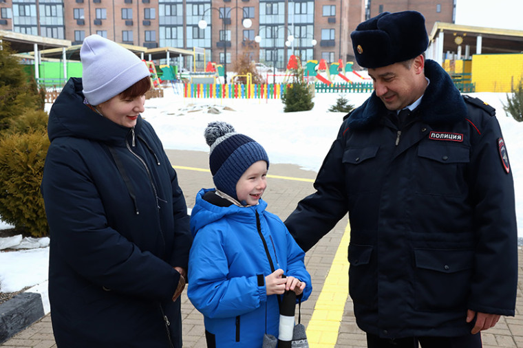 Полицейские исполнили желание шестилетнего Лёни, мечтающего стать автоинспектором.