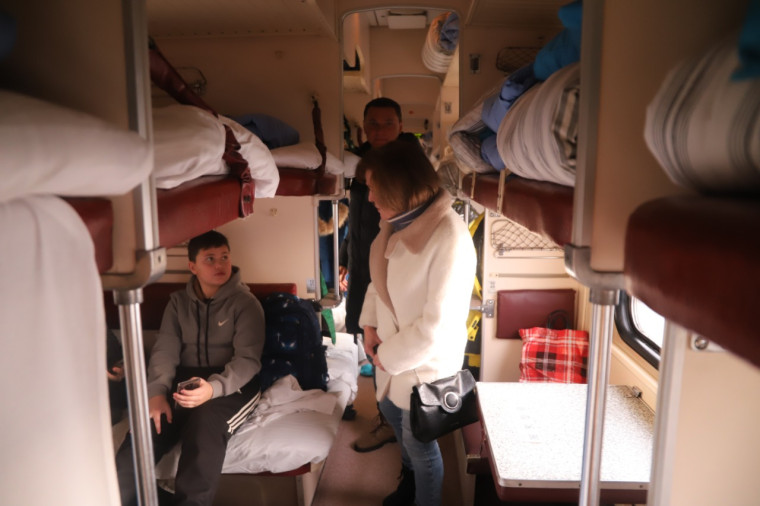 Сегодня утром 208 юных жителей муниципалитета отправились в Псковскую область.