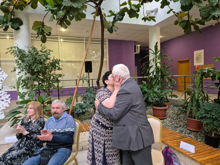 Пять семейных пар из Белгородского района отпраздновали юбилеи супружеской жизни.
